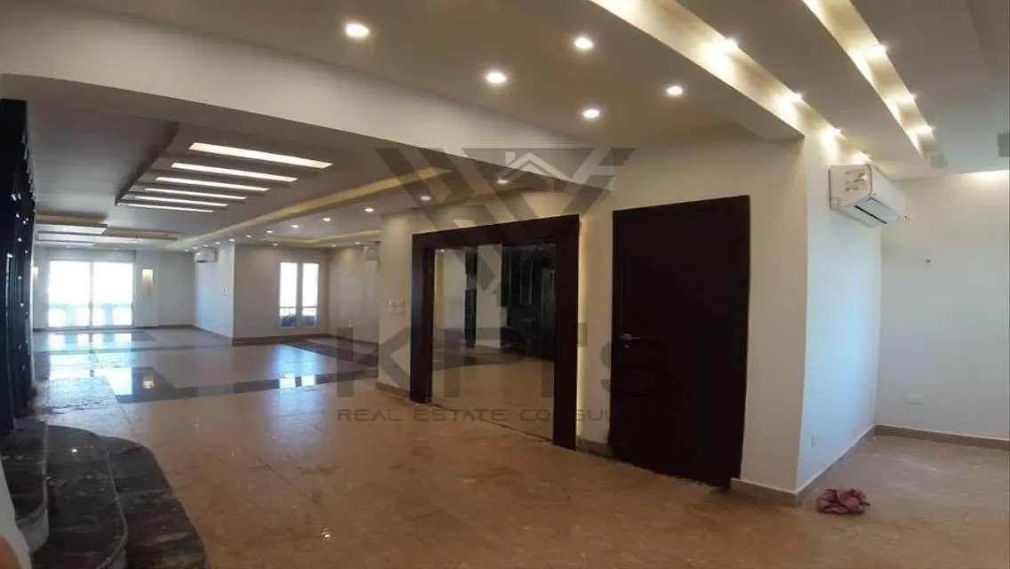 Luxury Apartment for Sale in Hyde Park - Stunning Mountain View