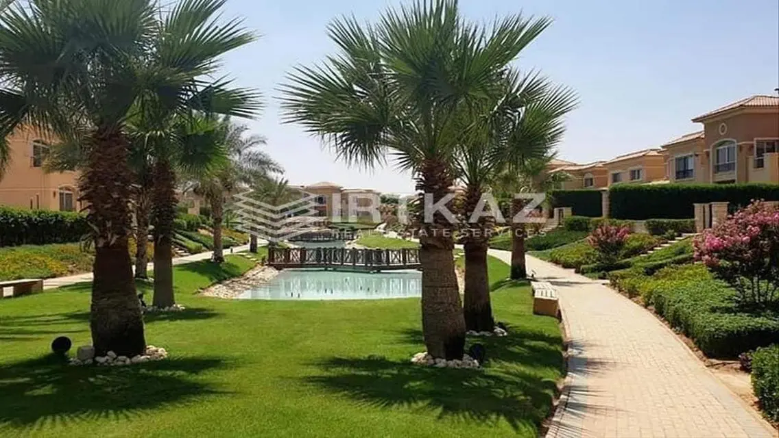 فيلا فاخرة مع حديقة خاصة ومسبح مشترك للبيع