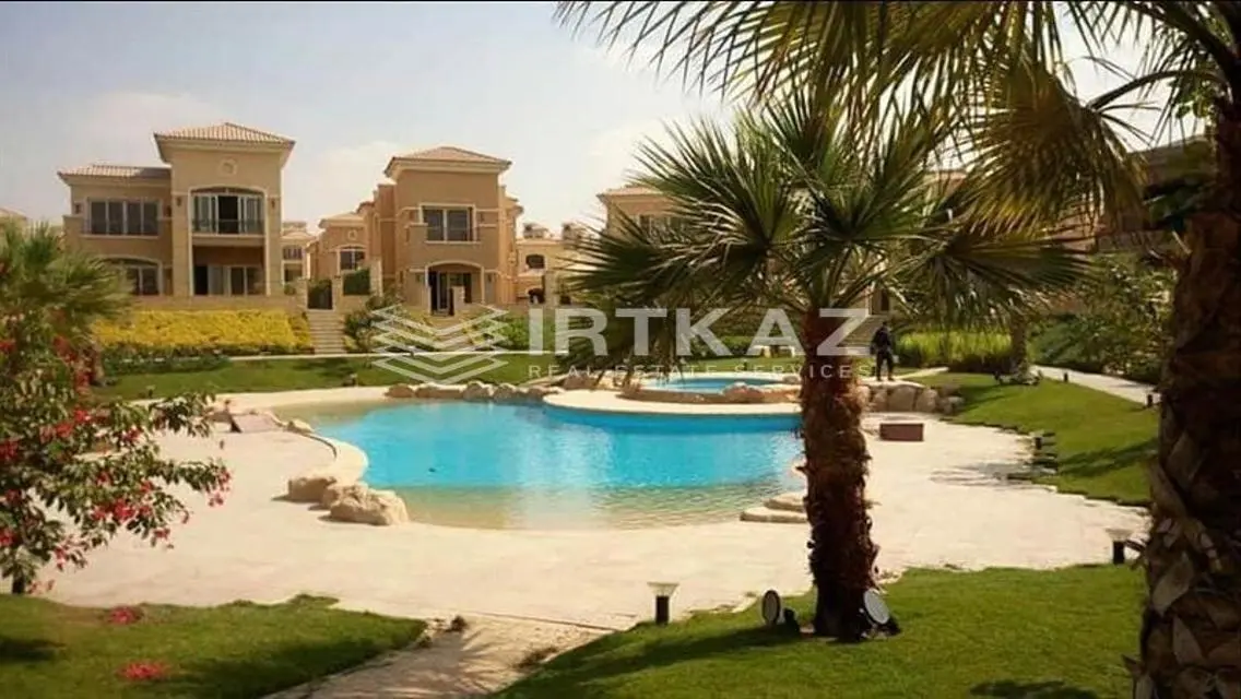فيلا فاخرة مع حديقة خاصة ومسبح مشترك للبيع