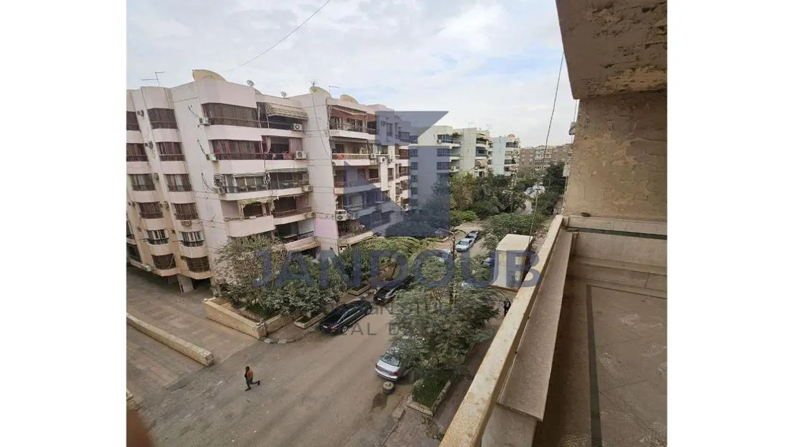شقة فاخرة مطلة على معلم رئيسي للبيع