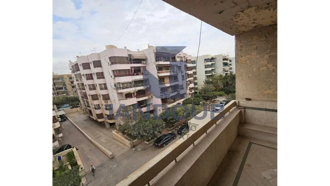 شقة فاخرة مطلة على معلم رئيسي للبيع