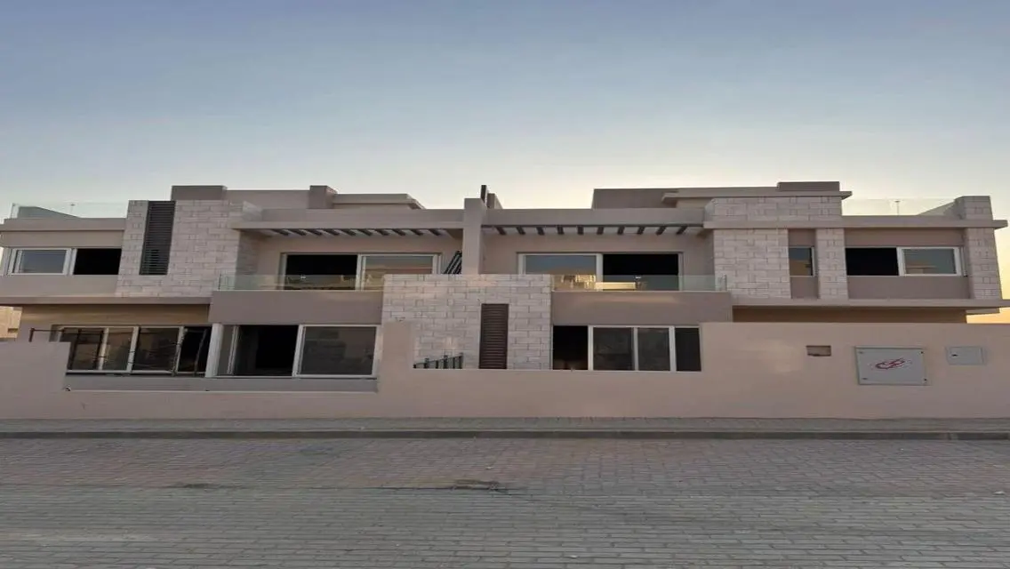 فيلا فاخرة للبيع بمساحة واسعة في أرقى المناطق