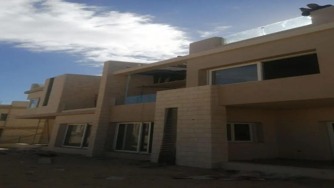 فيلا فاخرة للبيع بمساحة واسعة في أرقى المناطق