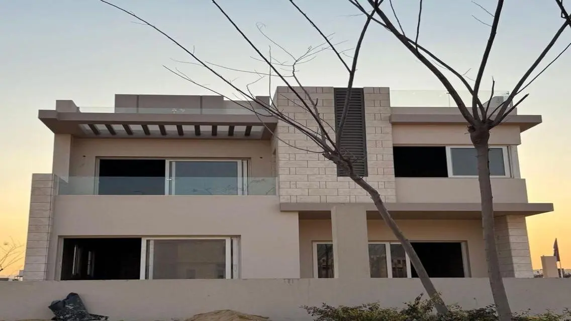 فيلا فاخرة للبيع بمساحة واسعة في أرقى المناطق