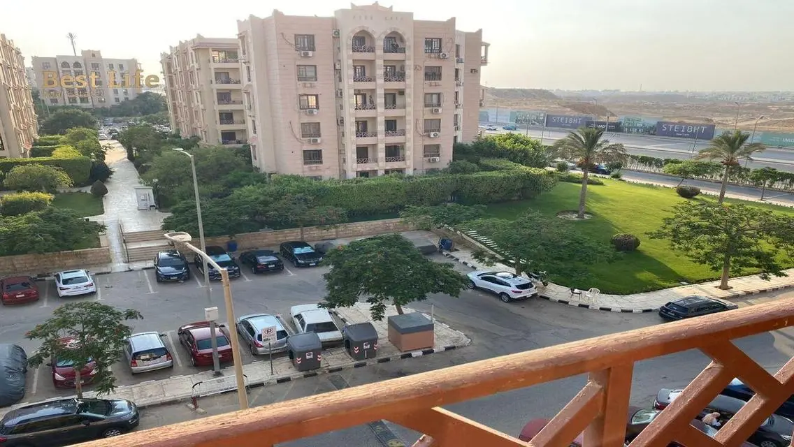 شقة فاخرة مكونة من 3 غرف مع شرفة ونادي صحي
