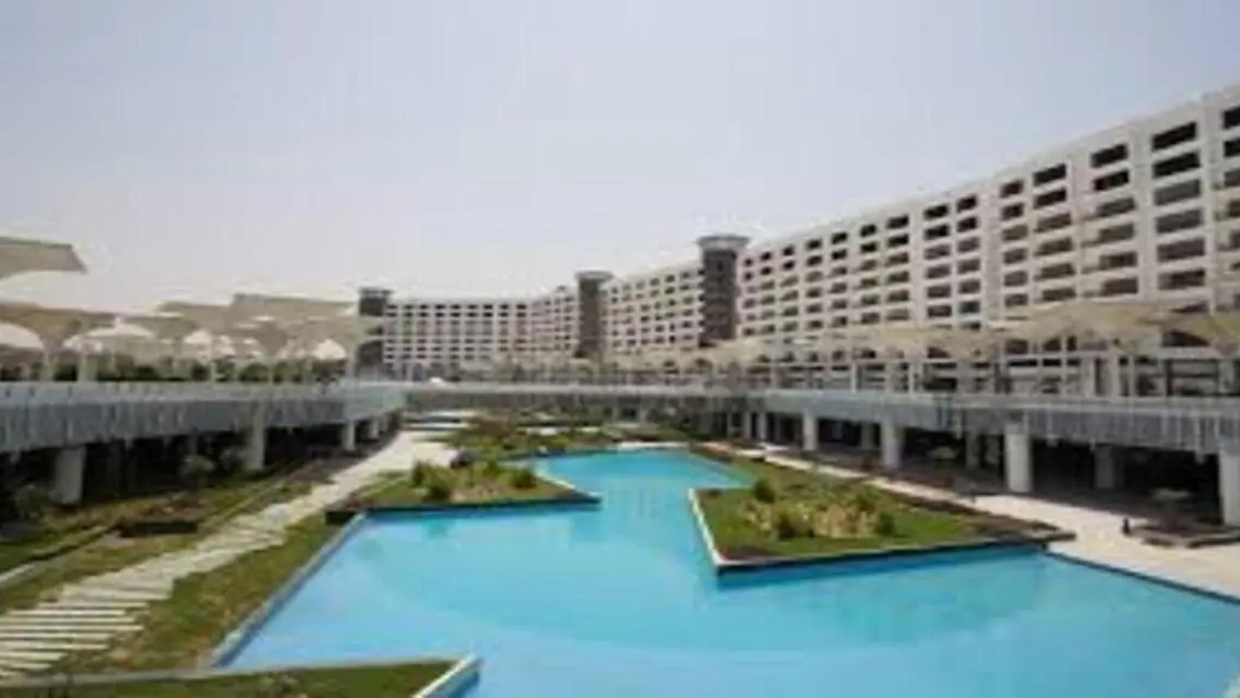 شقة فاخرة للبيع بمساحة كبيرة ومرافق رائعة