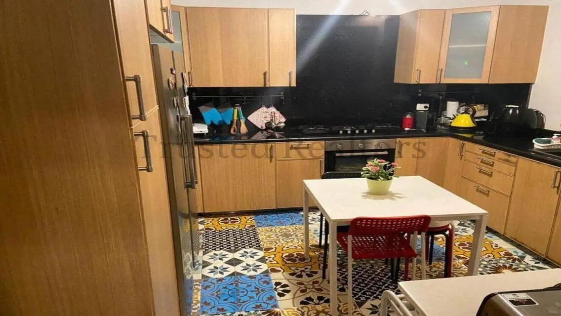 فيلا فاخرة للبيع مع حديقة خاصة ومسبح