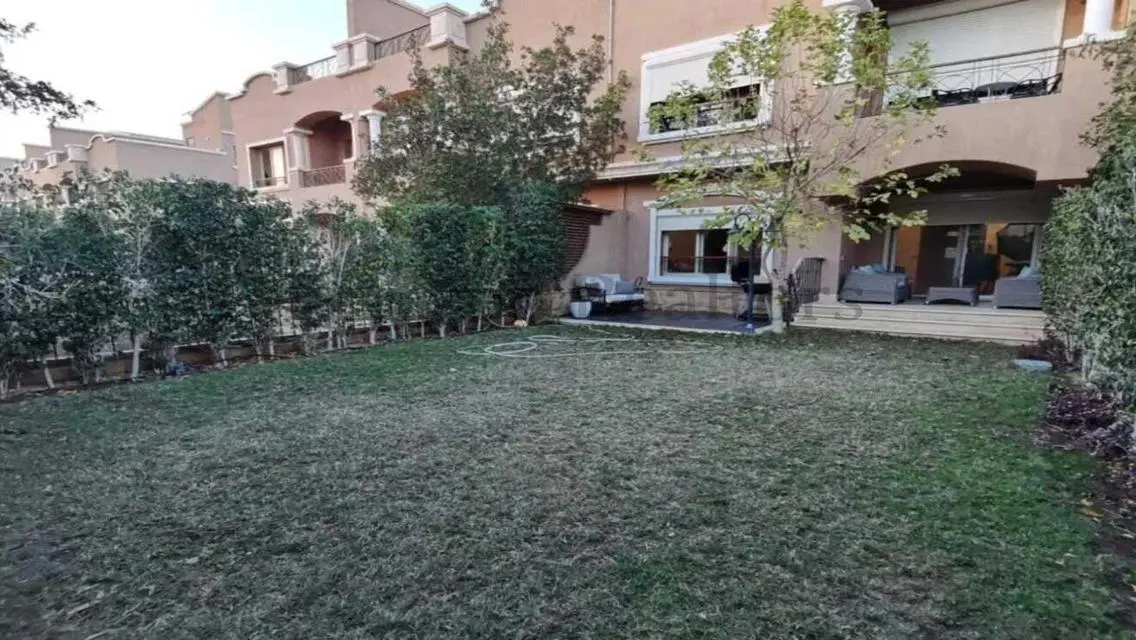 فيلا فاخرة للبيع مع حديقة خاصة ومسبح