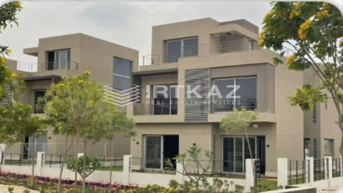 شقة فاخرة للبيع بمساحة واسعة في مشروع سكني متكامل