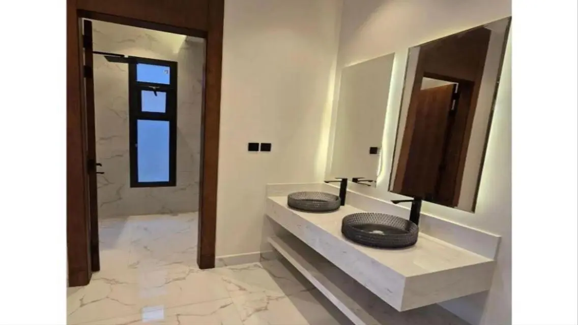 Luxury Villa with Gardens and Pools in a Prime Location