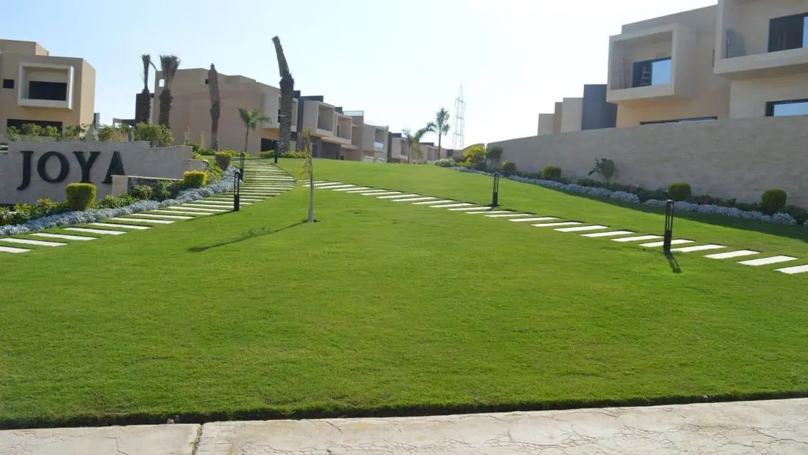 شقة فاخرة بمساحة واسعة للبيع في موقع متميز