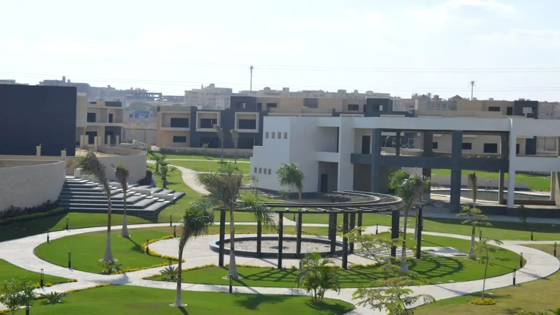 شقة فاخرة بمساحة واسعة للبيع في موقع متميز
