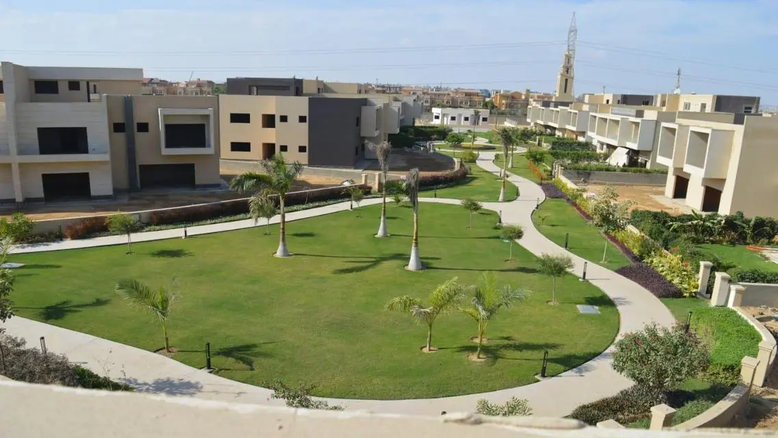 شقة فاخرة بمساحة واسعة للبيع في موقع متميز