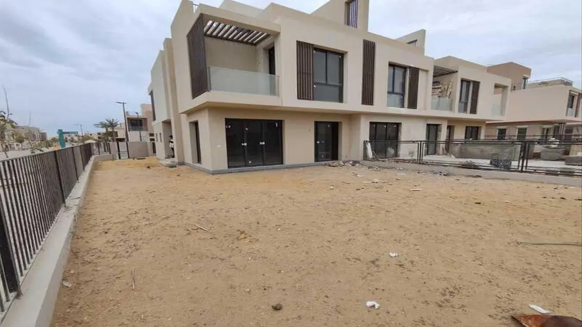 فيلا فاخرة بمساحة واسعة مع مسبح وإطلالة مميزة