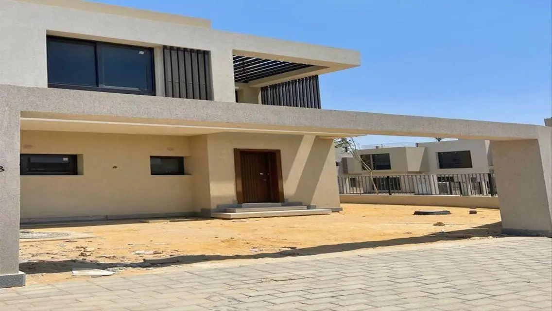 فيلا فاخرة بمساحة واسعة مع مسبح وإطلالة مميزة