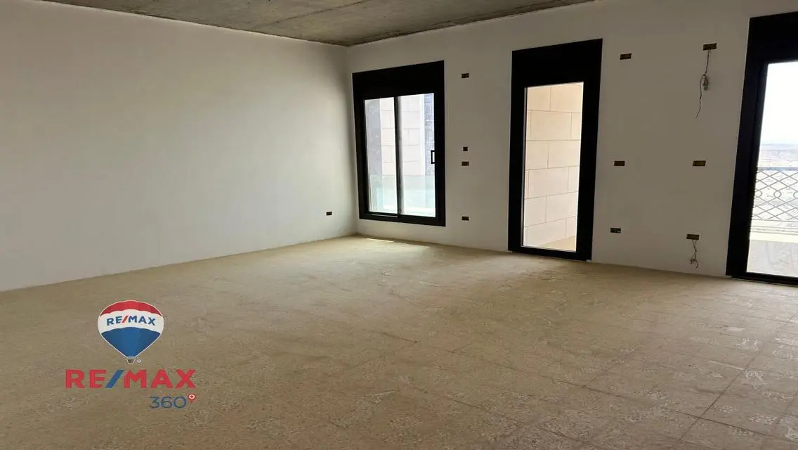 شقة فاخرة مطلة على البحيرات للبيع