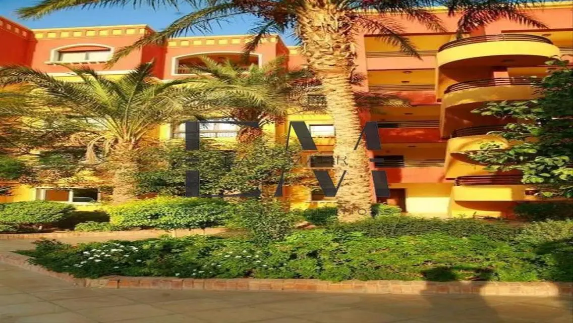 عقار مميز بإطلالة رائعة وحديقة خاصة