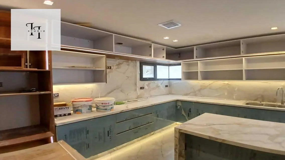 شقة فاخرة في V Residences - 3 غرف نوم مع حديقة خاصة ومسبح