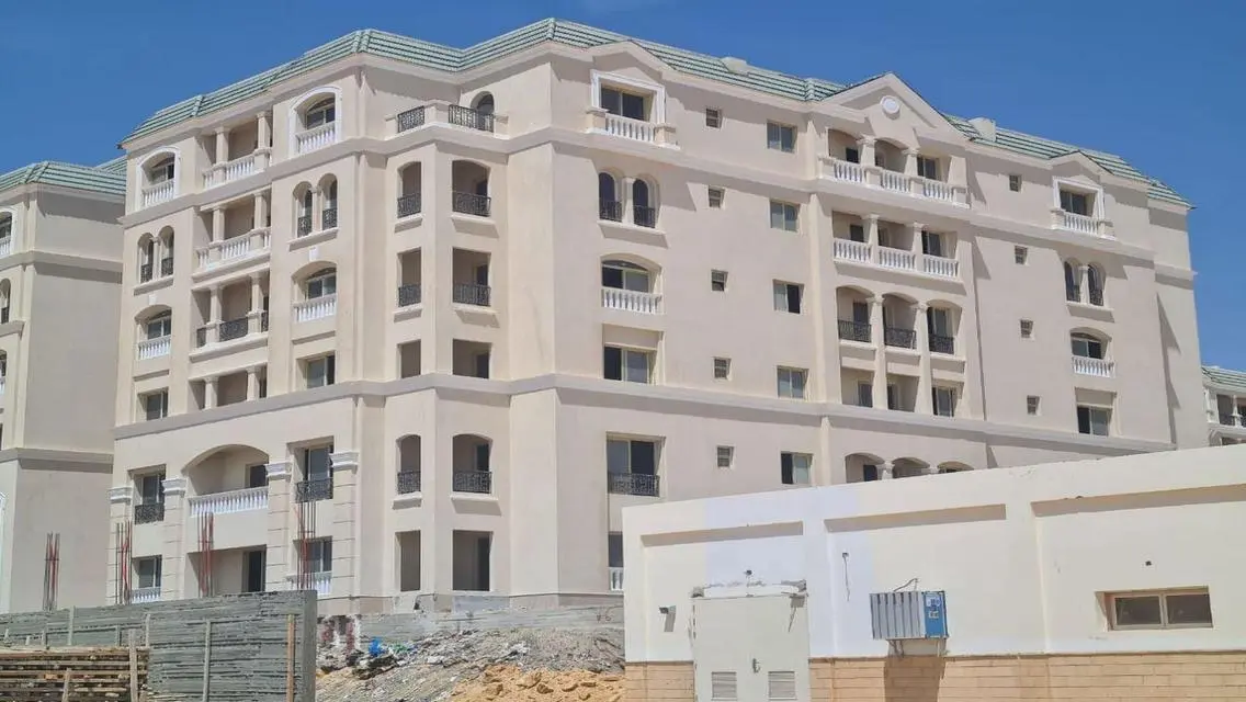 عقار مميز بحراسة أمنية وموقف مغطى