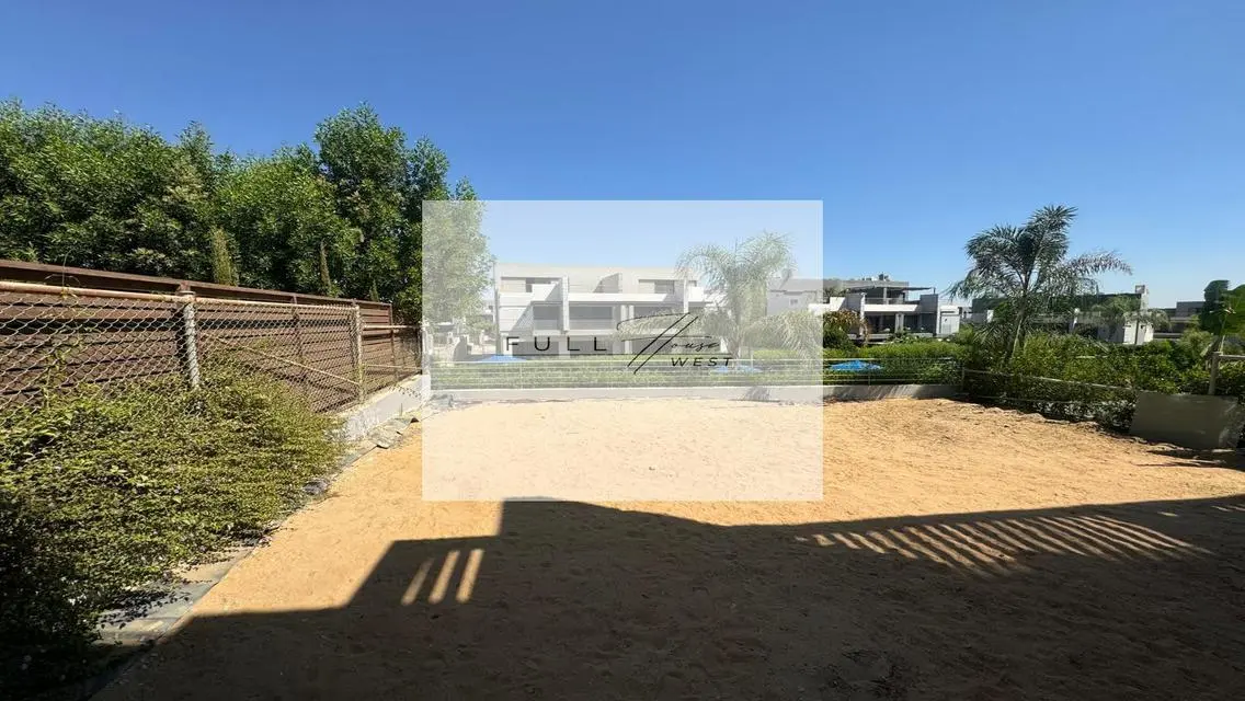 Luxurious Villa with 700 sqm Space, Private Pool, and Garden