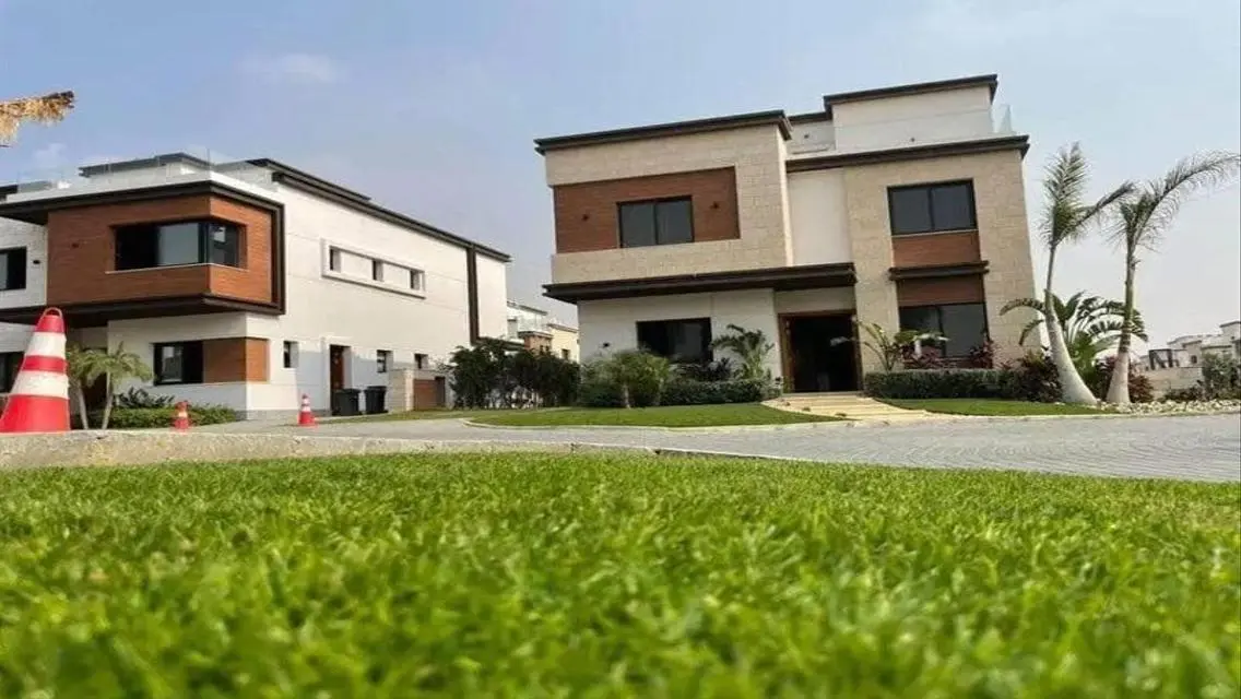 فيلا بمقدم 5% لوكيشن مميز بجوار اليفا ماونتن فيو