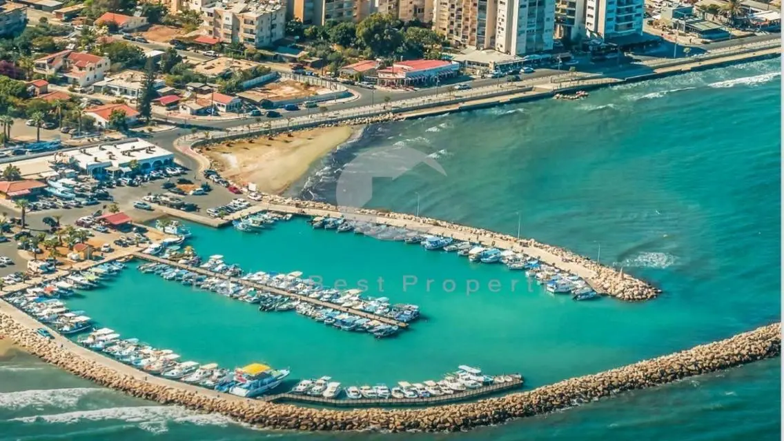 شقة للبيع مطلة على المسبح في قبرص كاملة التشطيب ..